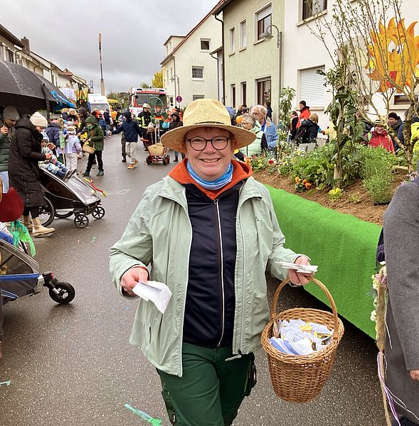 (Auch) Grüne im Regen: Sommertagszug Dossene 2024
